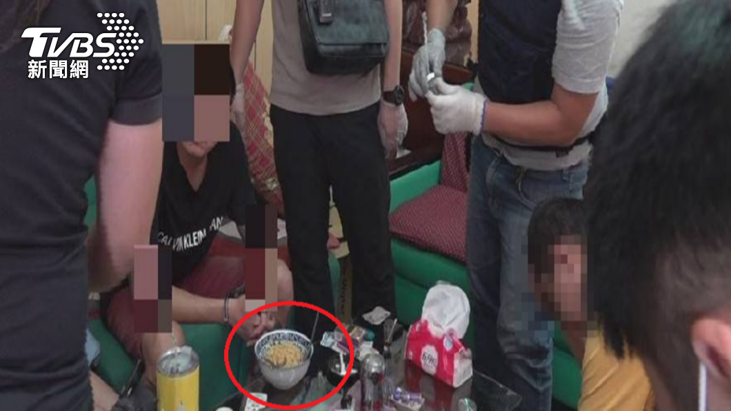 還沒吃就被逮！通緝犯改槍造軍火庫　「餓等泡麵」警先來了
