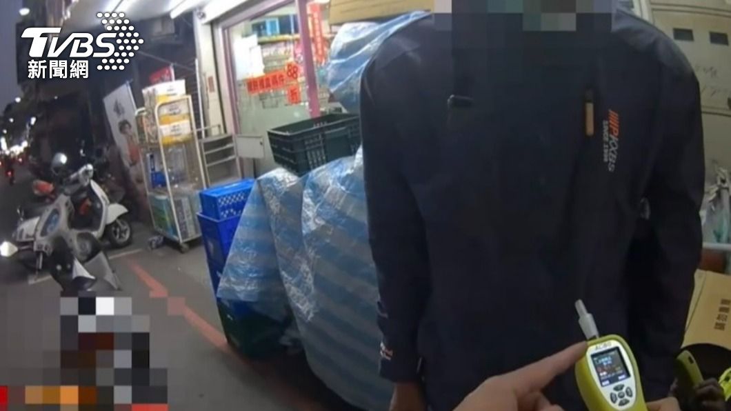 陳姓騎士喝藥酒後騎車上路,酒測值超標,當場被警方逮捕送辦。(圖/TVBS)