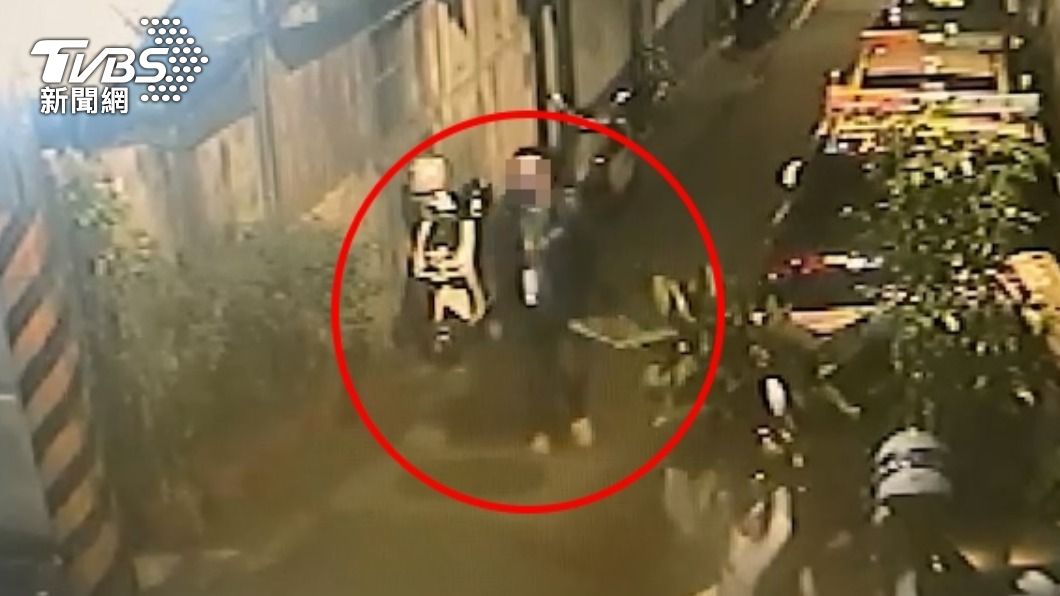 持假鈔男遭警方約談到案。(圖/TVBS)