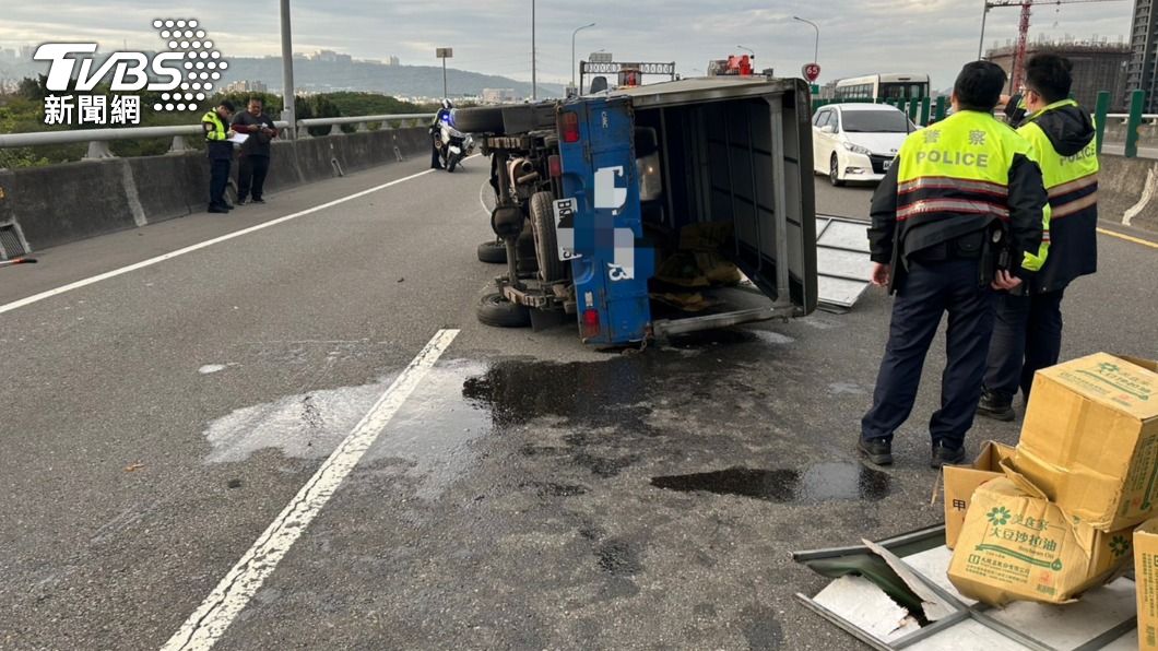 好險！快速道路上突爆胎　小貨車翻覆駕駛命大無傷