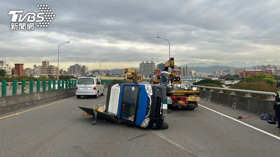 小貨車失控翻覆。(圖/TVBS)