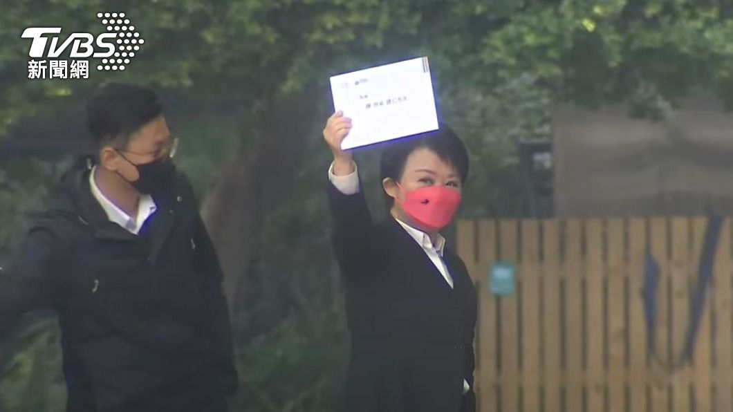 6都市長齊聚行政院會 盧秀燕帶經典賽「這東西」給陳建仁