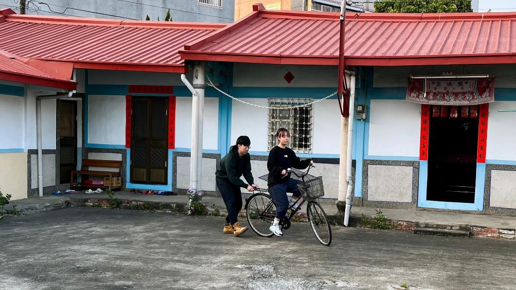 吉他手建廷過年時細心陪伴妹妹學騎腳踏車。(圖/何樂音樂提供)