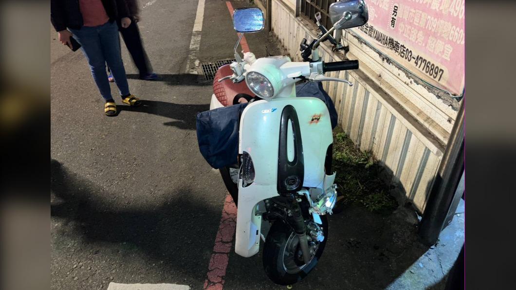受傷騎士車頭損毀(圖/警方提供)
