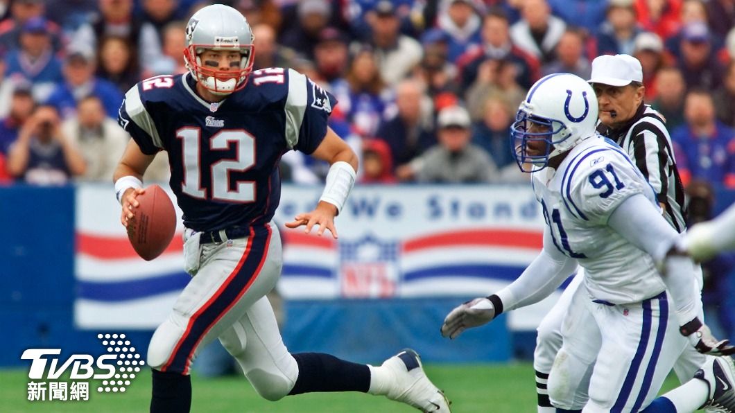 布雷迪於2001年在NFL初次登場,以替補因傷缺席的布萊索(Drew Bledsoe)。(圖/達志影像路透社)