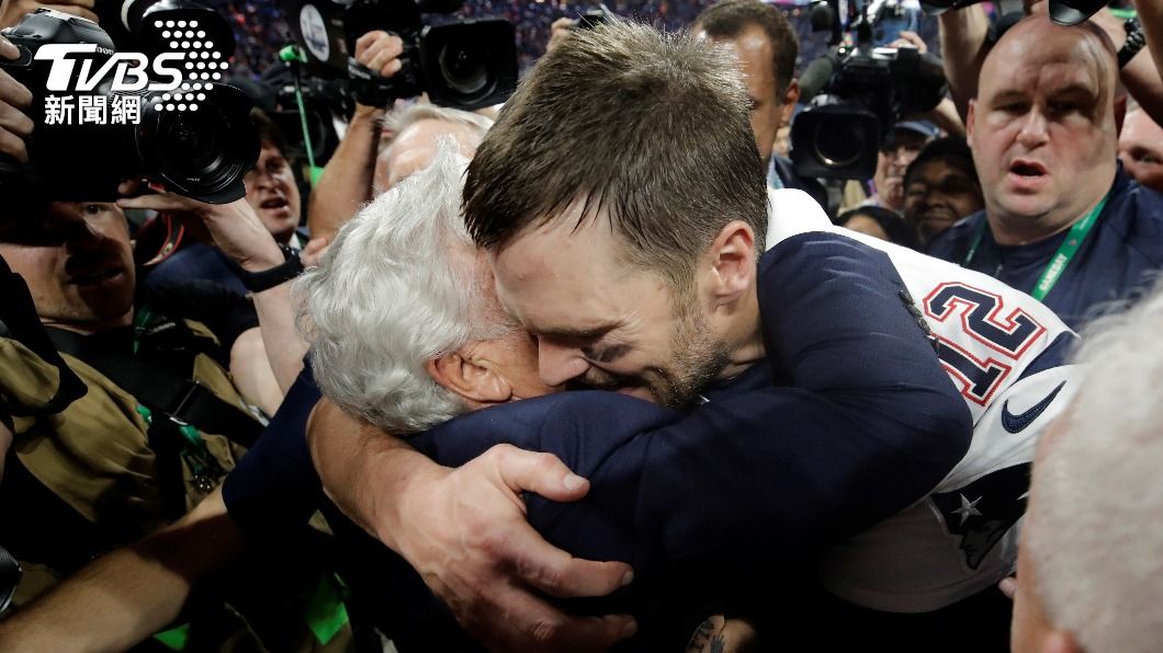 布雷迪於2019年奪冠後,與新英格蘭愛國者老闆卡福特(Robert Kraft)擁抱慶祝。(圖/達志影像路透社)