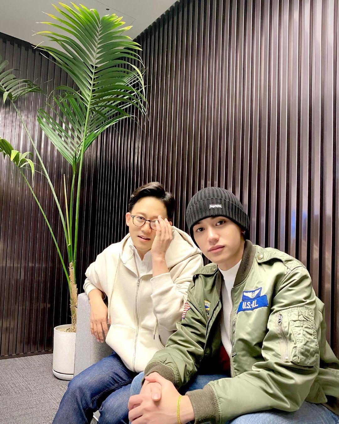 SM高層(左)在IG上出跟Lucas的合照。(圖/翻攝自李成秀IG)