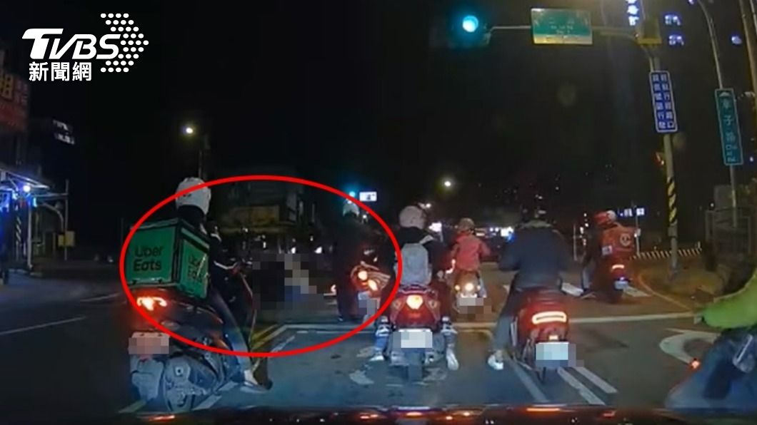 事故發生後不少民眾停下車幫忙。（圖／TVBS）