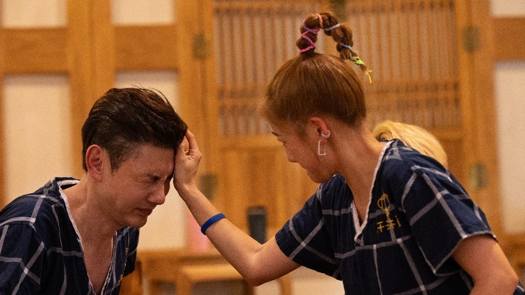 鬼鬼(右)用雞蛋怒K包偉銘(左),讓他痛到差點生氣。(圖/東森提供)