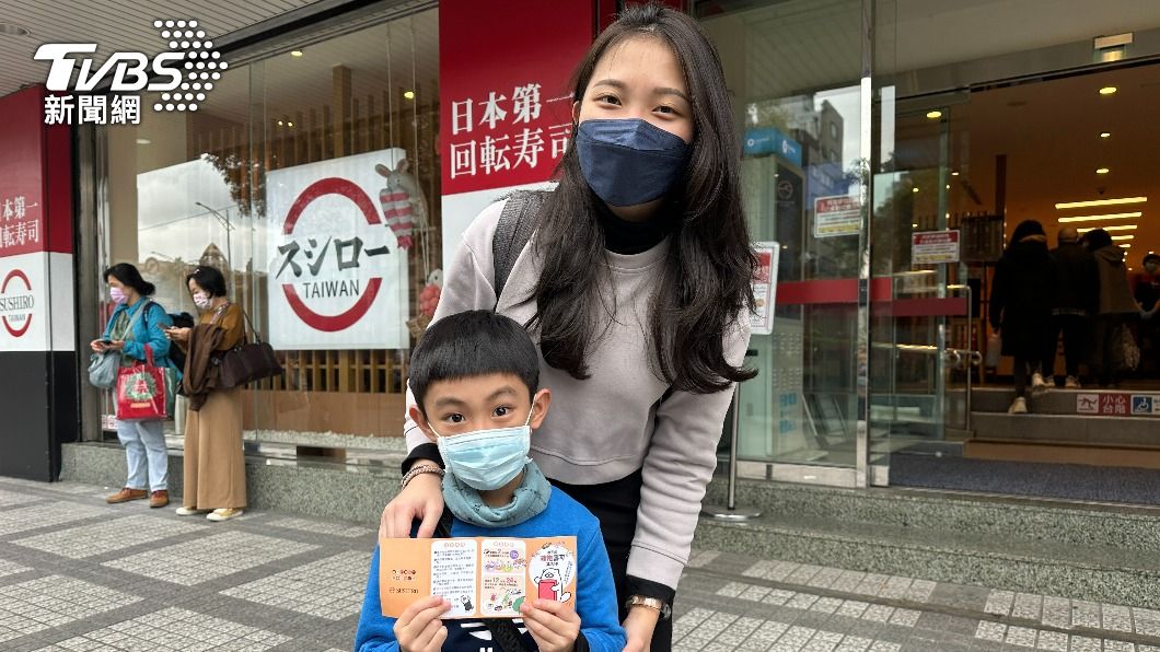 帶著愛吃壽司的小孩來用餐的黃小姐。(圖/葉韋辰攝)