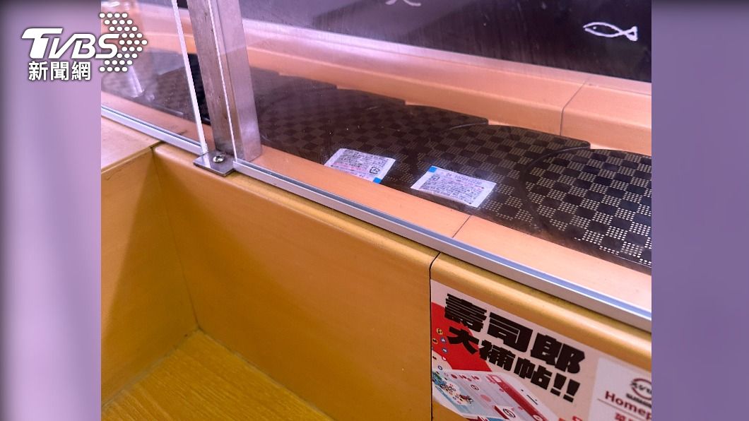 有消費者不慎將芥末袋撒落在輸送帶。(圖/葉韋辰攝)
