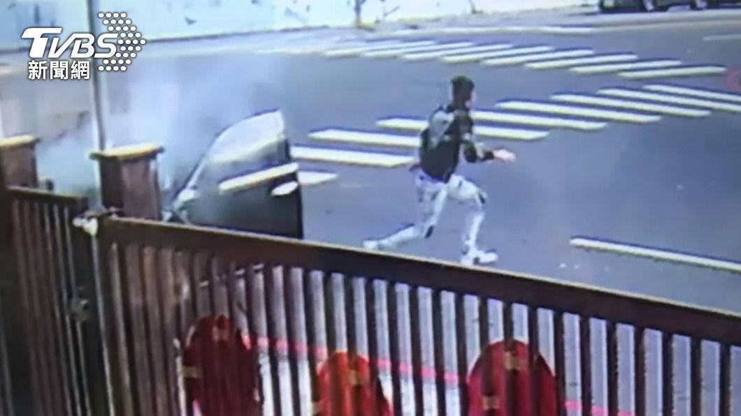 假車牌上路還載妹子!警匪追逐後輪遭開4槍 男棄車逃逸