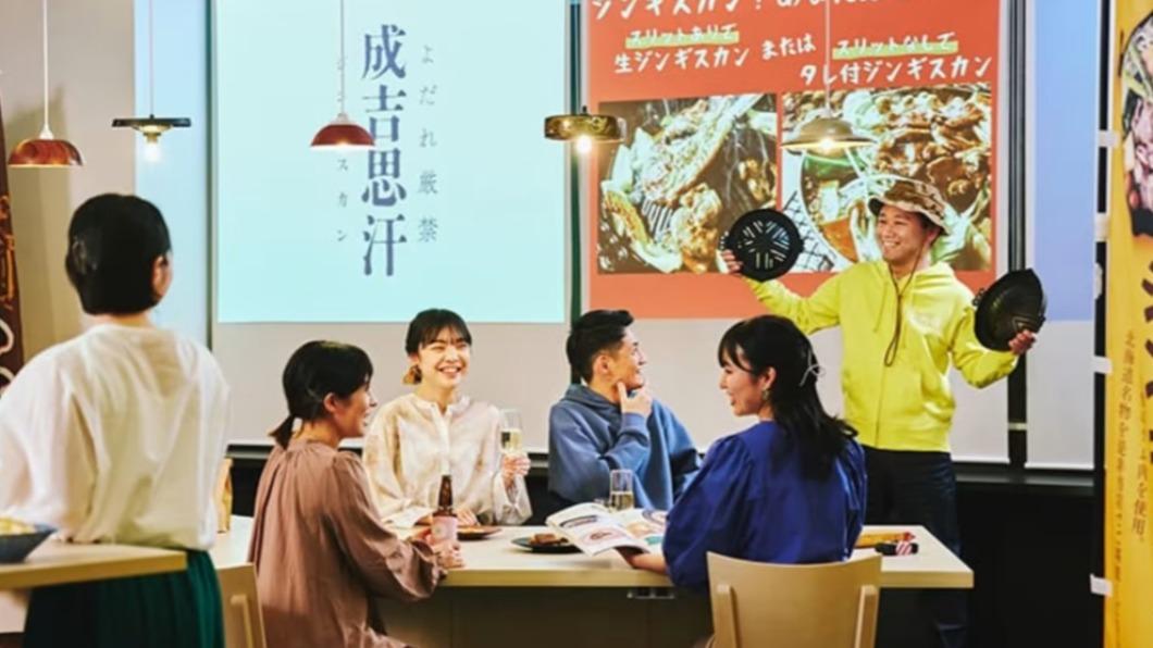 每天傍晚飯店有小酌會議，補充旅客悠遊在地的基礎知識。(圖 / 翻攝 OMO3札幌薄野 官網)