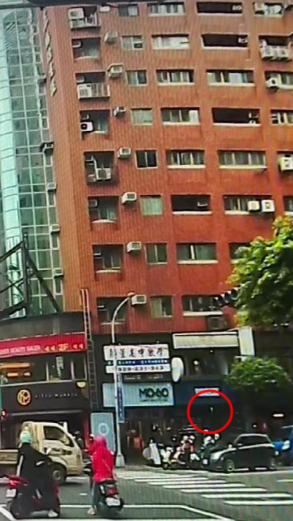 寶特瓶掉落到一樓,砸中騎士頭部。(圖/翻攝自爆料公社)