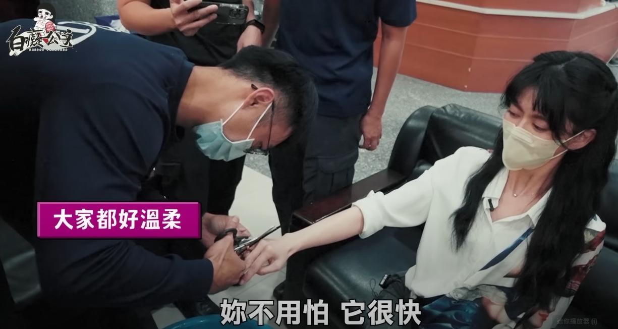 白癡公主找消防隊求救。(圖/翻攝自白癡公主YouTube)