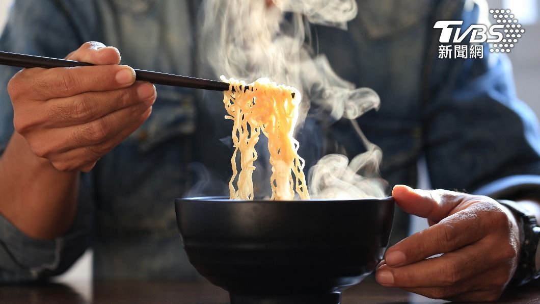 吃飯狂掉筷子被妻罵！5旬男「以為老了」　就醫才知完蛋