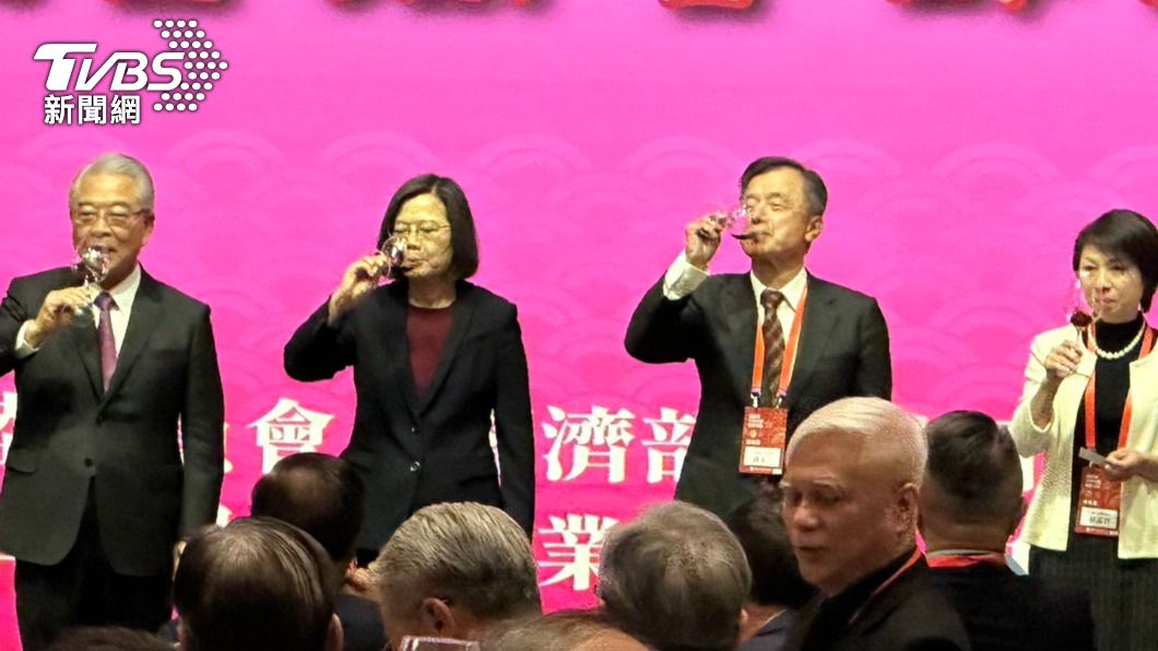 海基會今（2）日於台北美福飯店舉行「2023大陸台商春節活動」。總統蔡英文、經濟部長王美花、陸委會主委邱太三、海基會代理董事長許勝雄等人出席。（圖／林至柔攝）
