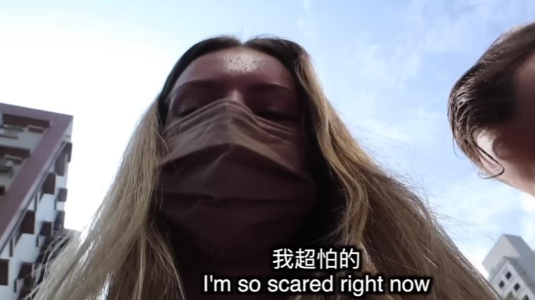莫彩曦夫妻大街「玩手銬」遭警鳴笛攔 上一秒還在笑聽完爆哭