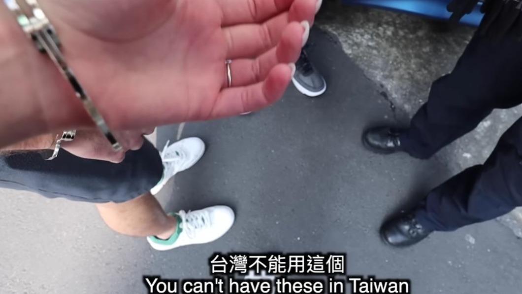 員警將三人攔下，要求查驗身分並表示在台灣使用這種手銬已違法。（圖／翻攝自莫彩曦Hailey YouTube）