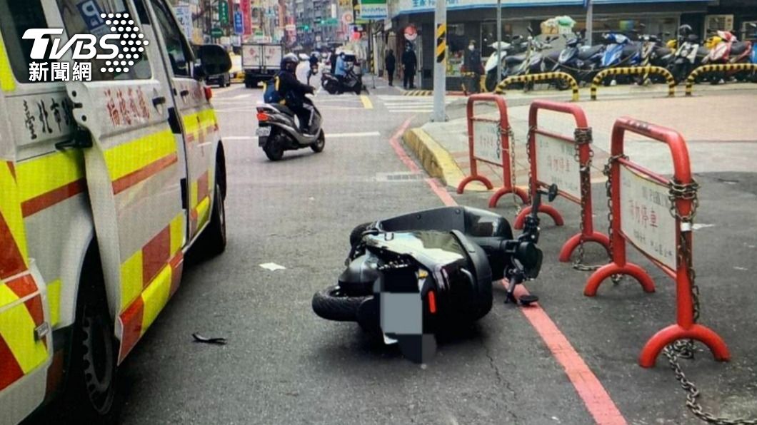 男騎士撞上折返行人後再撞變電箱死亡。(圖/TVBS)