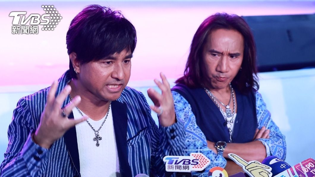 尤秋興(左)分享確診經過,高燒3天加上腰酸背痛讓他相當難受。(圖/黃城碩攝)