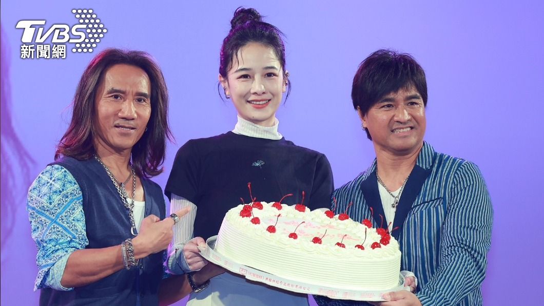 千千(中)帶了大蛋糕為尤秋興(右)暖壽,更祝福他們演唱會門票秒殺。(圖/黃城碩攝)
