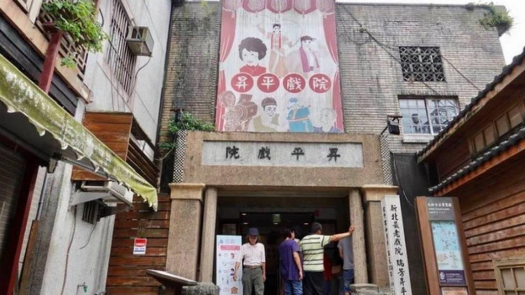 若是老街逛累了,可以進來欣賞免費電影或記錄片。。(圖/卡夫卡愛旅行提供)