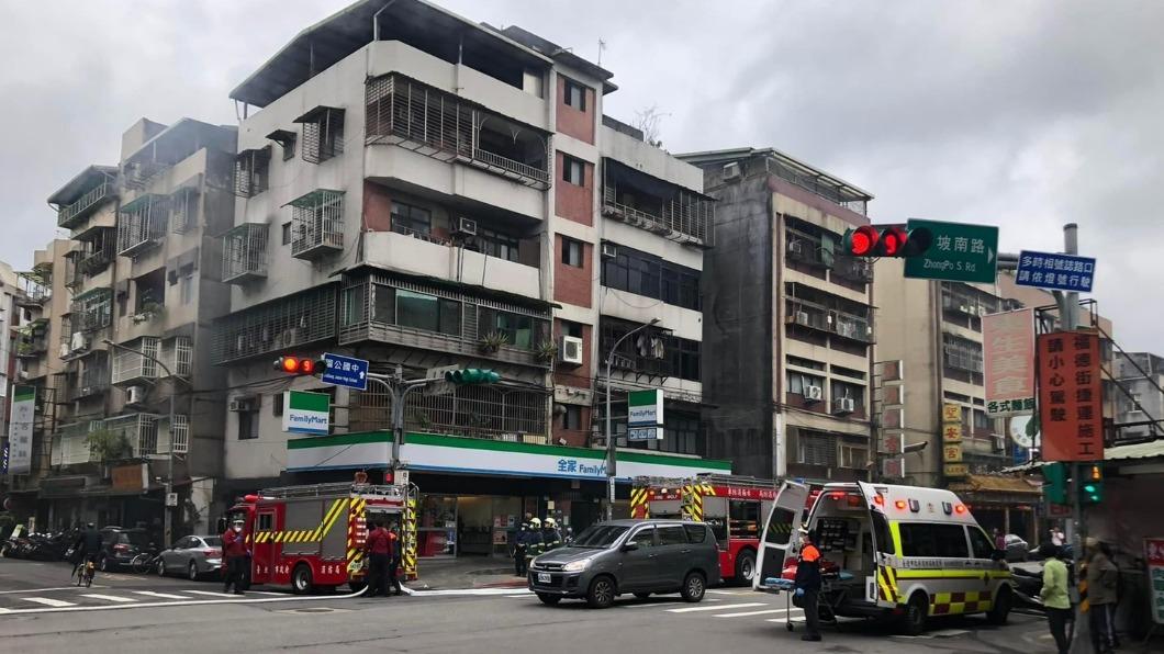 快訊/北市信義區中坡南路公寓突竄黑煙 消防人員急滅火