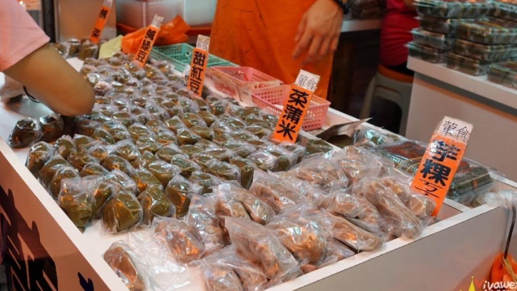 即便少了很多外國觀光客,「阿蘭草仔粿」還是老街最多人排隊的小吃攤。(圖/瑋瑋美食萬歲提供)