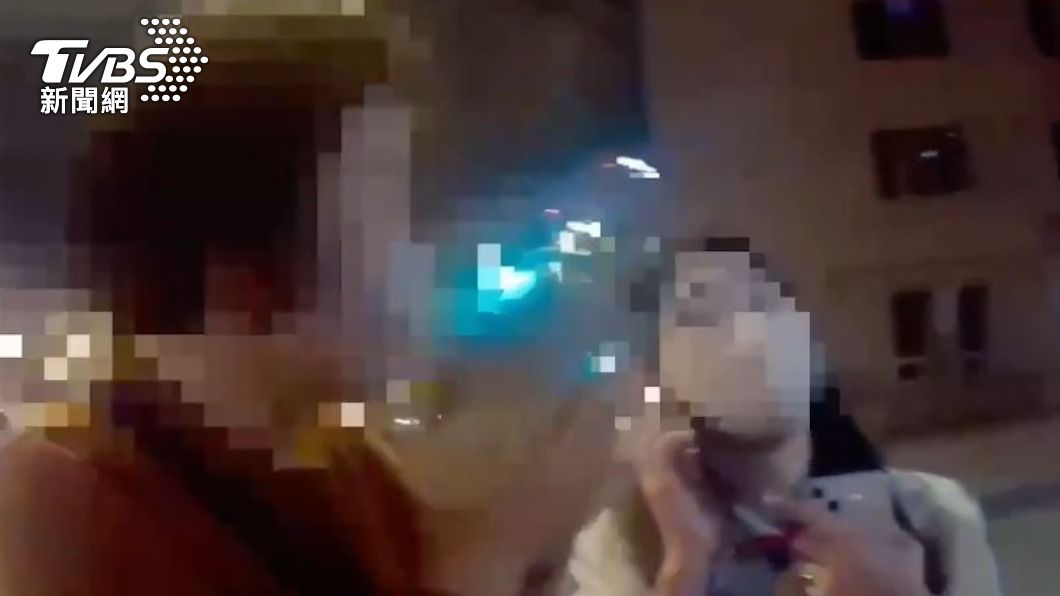 母女倆在市政府附近看到員警,馬上上前求助。(圖/TVBS)