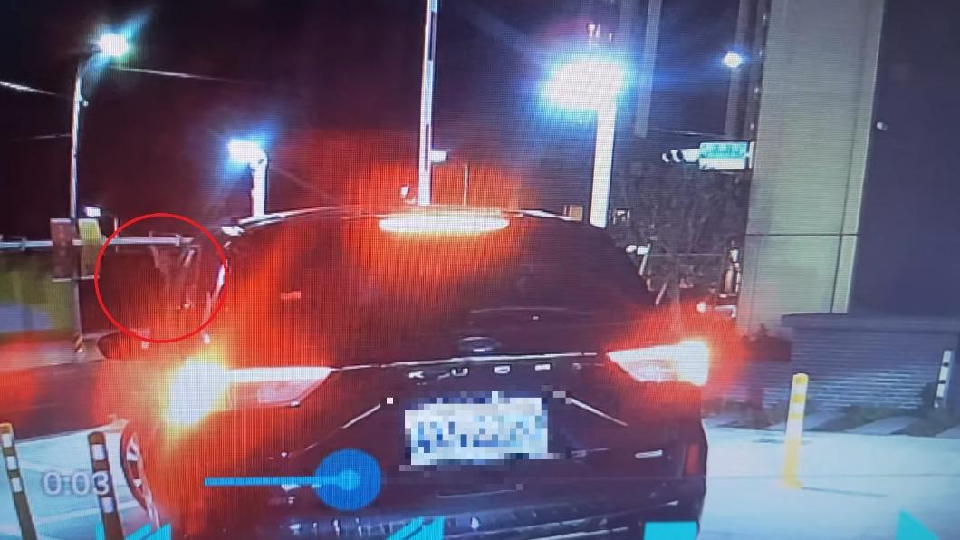 休旅車擋出口遭按喇叭催促　駕駛「這動作」吃上官司