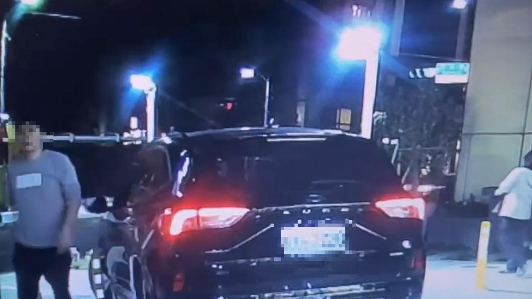 張姓駕駛下車理論。(圖/翻攝爆料公社)