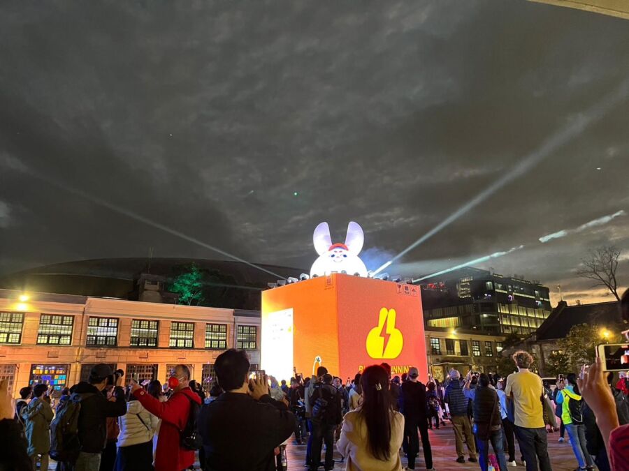 台灣燈會在松山文創園區的互動裝置藝術,吸引民眾圍觀互動體驗。(圖/台北市政府提供)