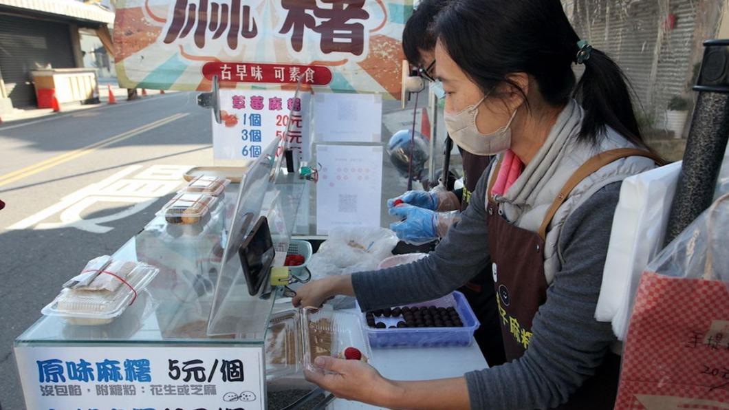 攤位色彩繽紛很顯眼,不容易錯過。(圖/樂天小高の美食之旅提供)