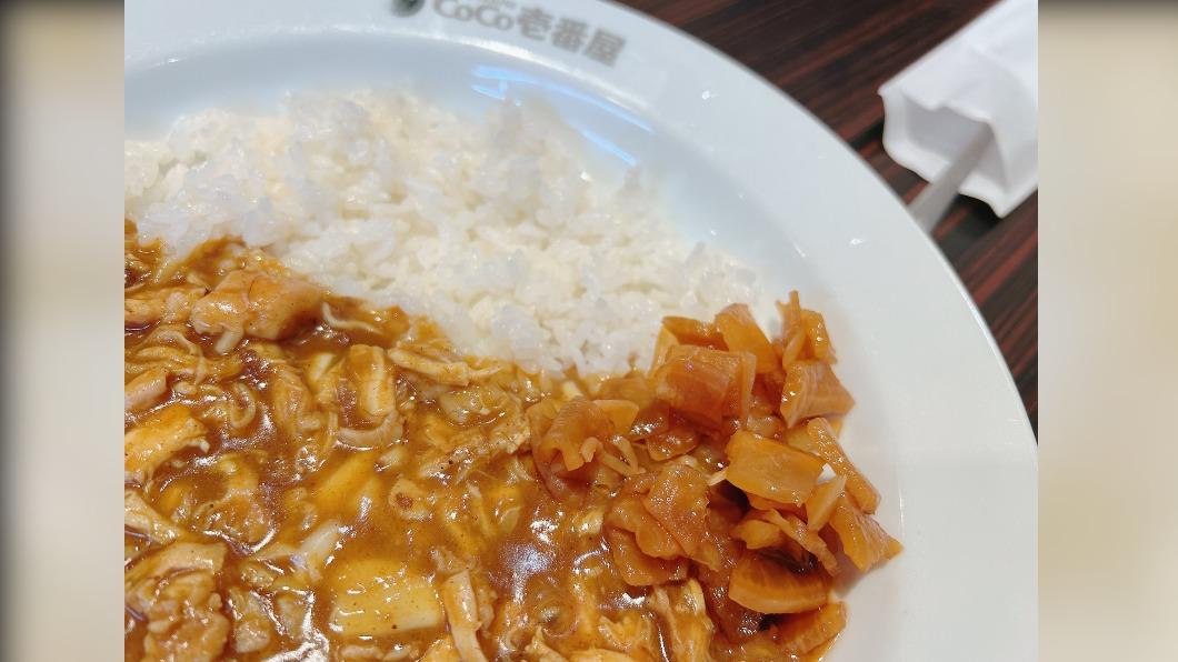 許多日本人在吃咖哩時喜歡搭配被稱作「福神漬」的漬物一起食用。(圖/翻攝自@Oto_Sollevante推特)