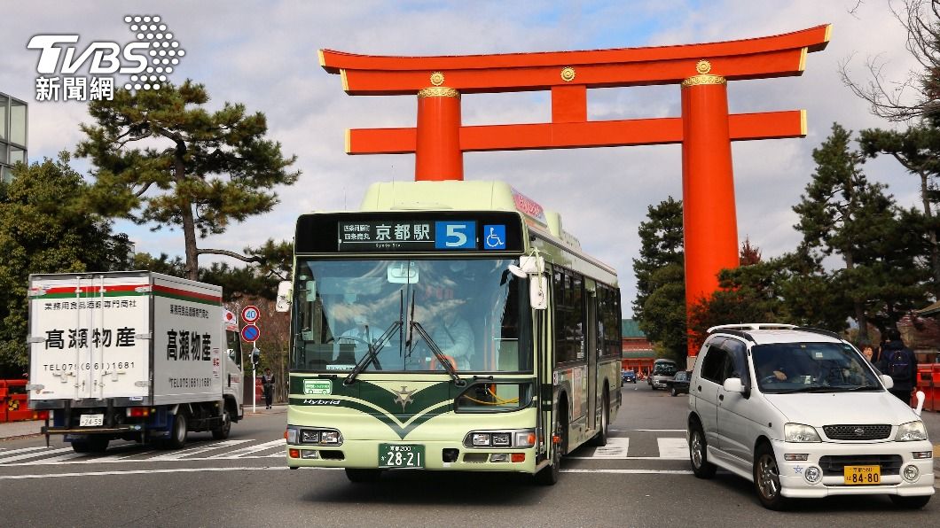 遊客擠爆公車引發民怨 京都宣布9月停售「巴士一日券」