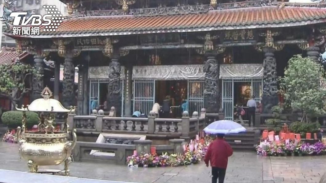 不滿比丘尼龍山寺外化緣　街友狂嗆「裝肖仔、來開房間」