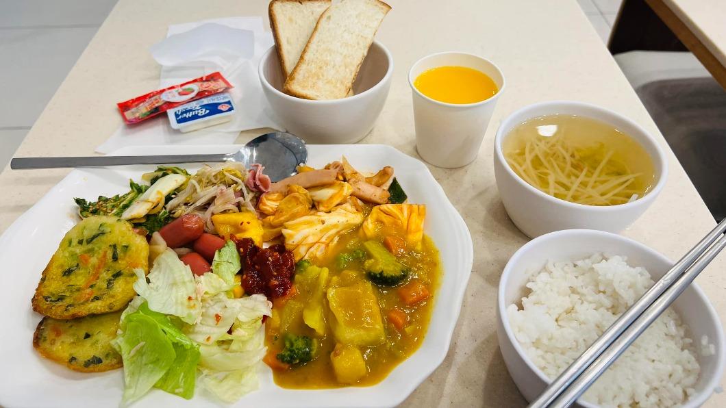 原PO分享飯店內附的早餐。（圖／翻攝自好想住飯店⭕好康.踩雷不藏私臉書）
