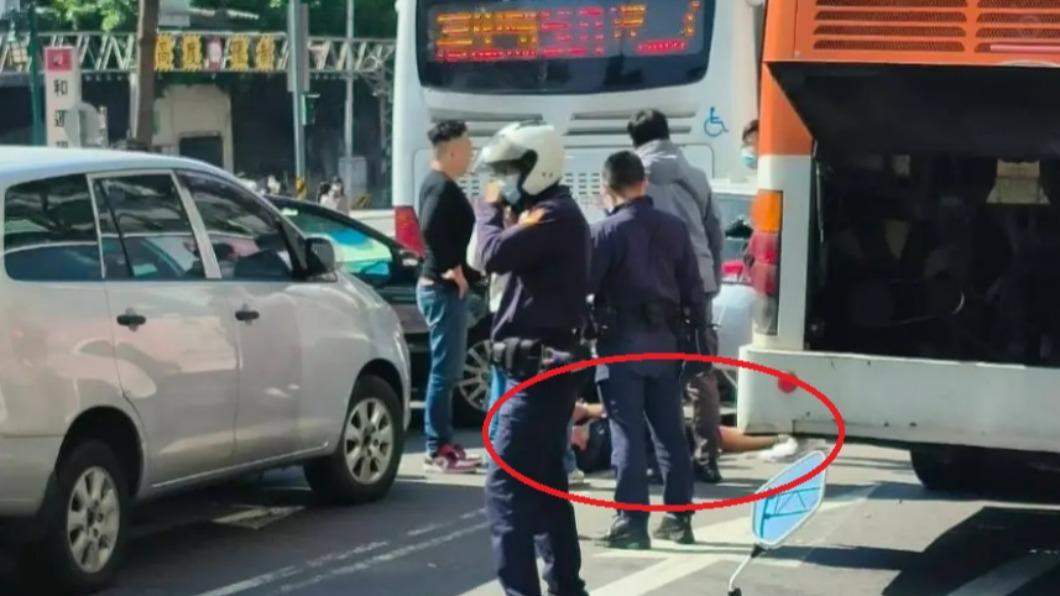 警鳴10槍! 狡猾男撞巡邏車逃 下秒公車包夾狼狽遭逮