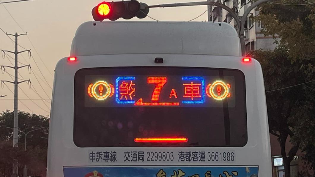 路上驚見「中二公車」　7、8年級見4字笑爛：真．老司機
