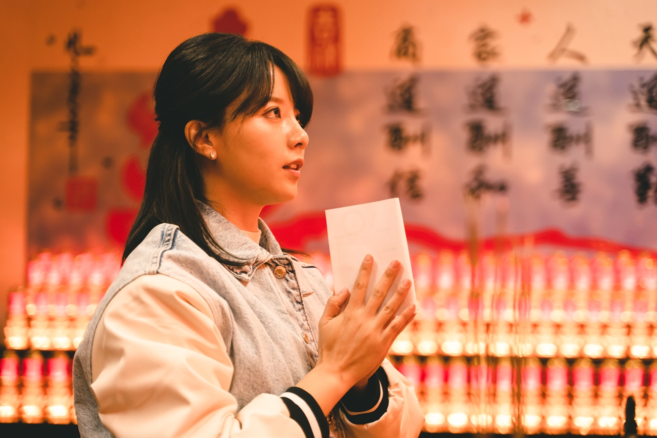 王上菲在汐止媽祖廟安太歲祈求平安。（圖／緯來電影台提供）