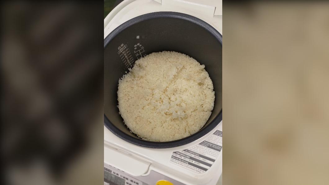 原PO表示白飯已泛黃,看似放了許久。(圖/翻攝自爆怨公社臉書)