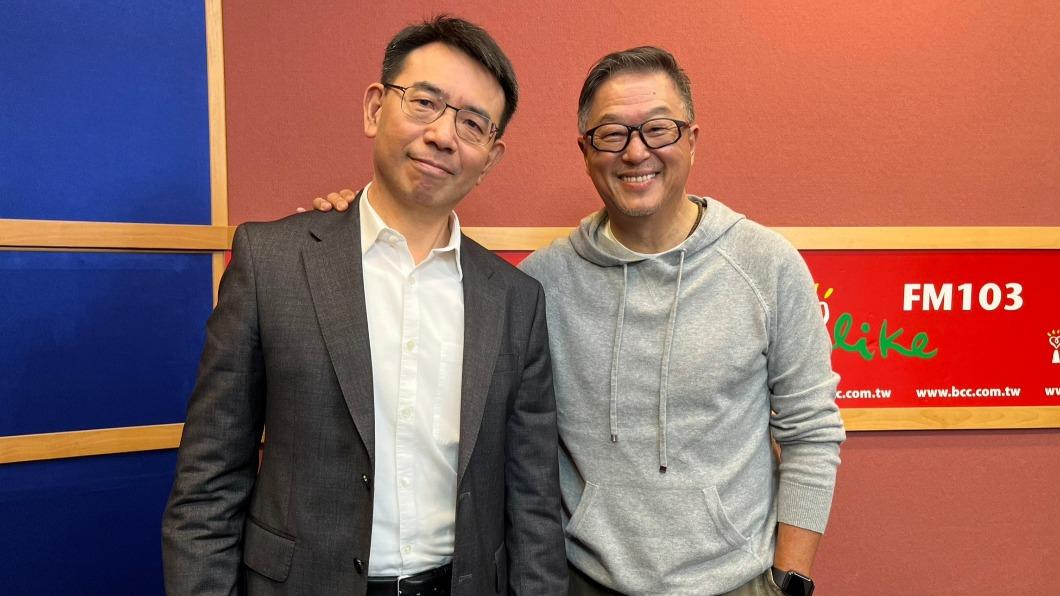 劉寶傑(左)所主持的《關鍵時刻》,已開播16年。(圖/中廣提供)