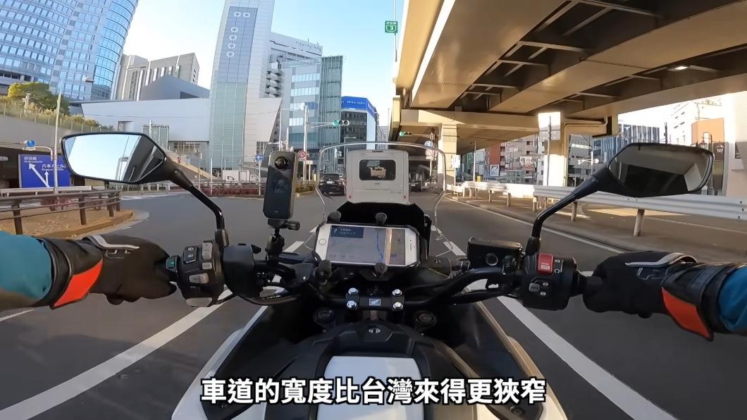 日本車道寬度刻意縮減,目的在減少車流,也能讓駕駛自然減速。(圖/翻攝自通勤者之歌YouTube)