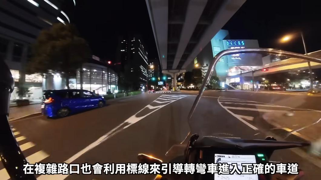 日本道路的標誌、標線都設置的很明確。(圖/翻攝自通勤者之歌YouTube)