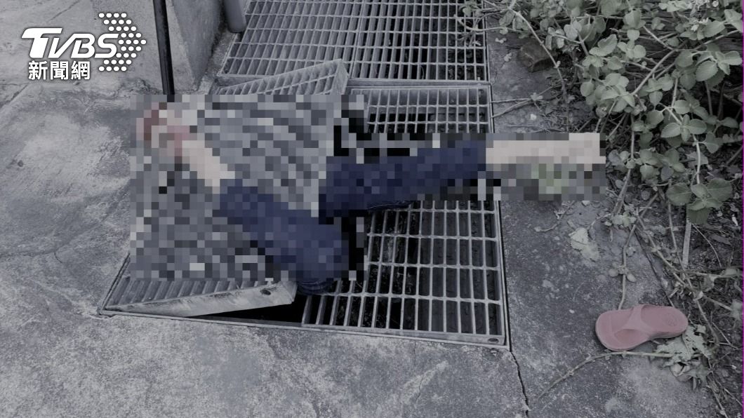 駭人！　婦倒頭栽墜水溝遭鐵蓋夾住　「剩小腿露出」離奇亡