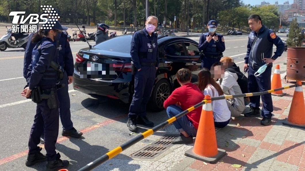 警方出動優勢警力制止。(圖/TVBS)