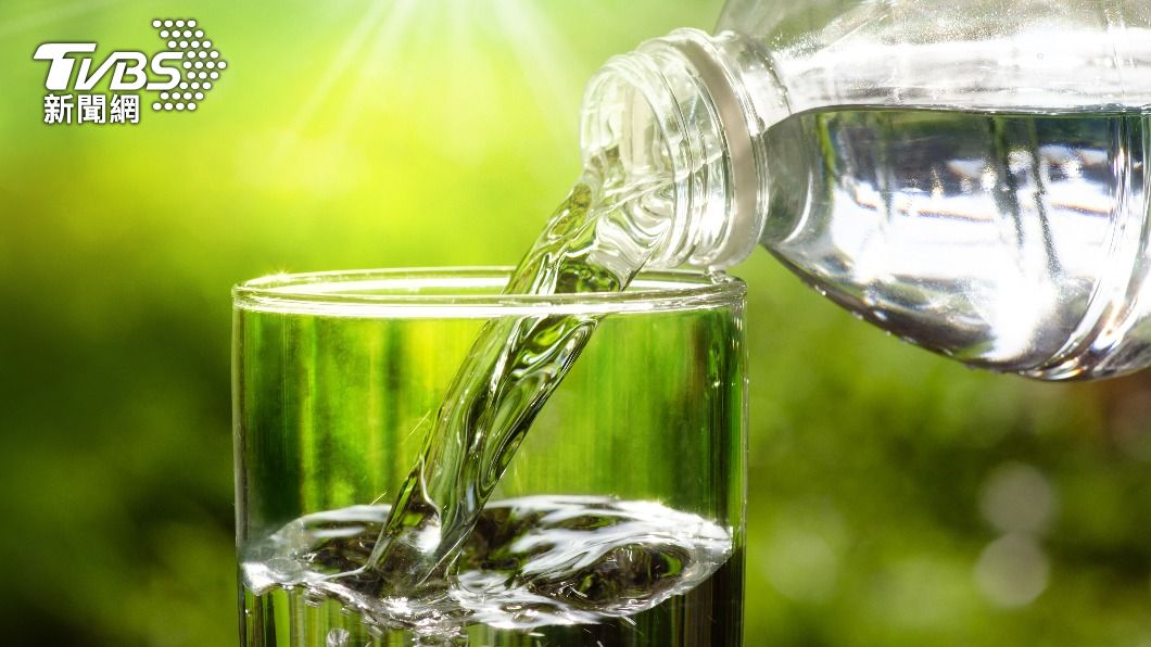 要「多喝水」即時補充體內流失的水分。（示意圖／shutterstock達志影像）