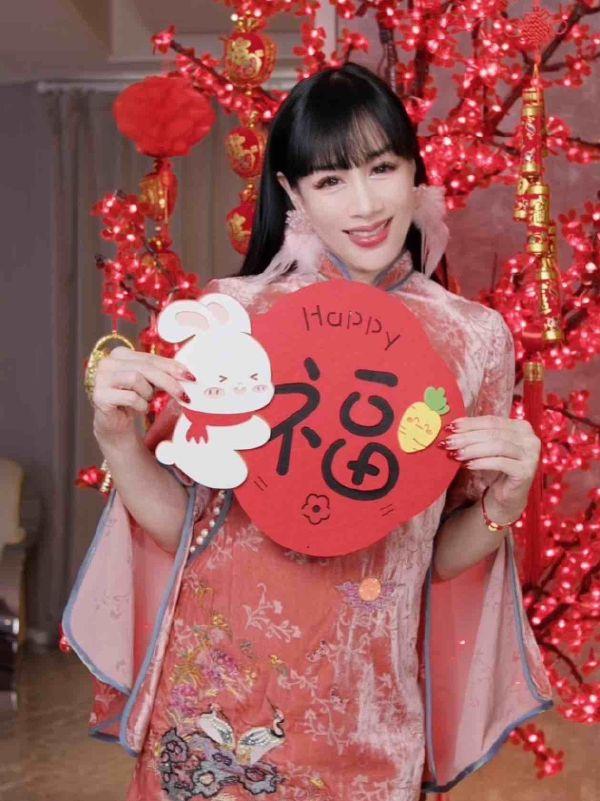 鍾麗緹拜年照片。(圖/翻攝自星星迷微博)