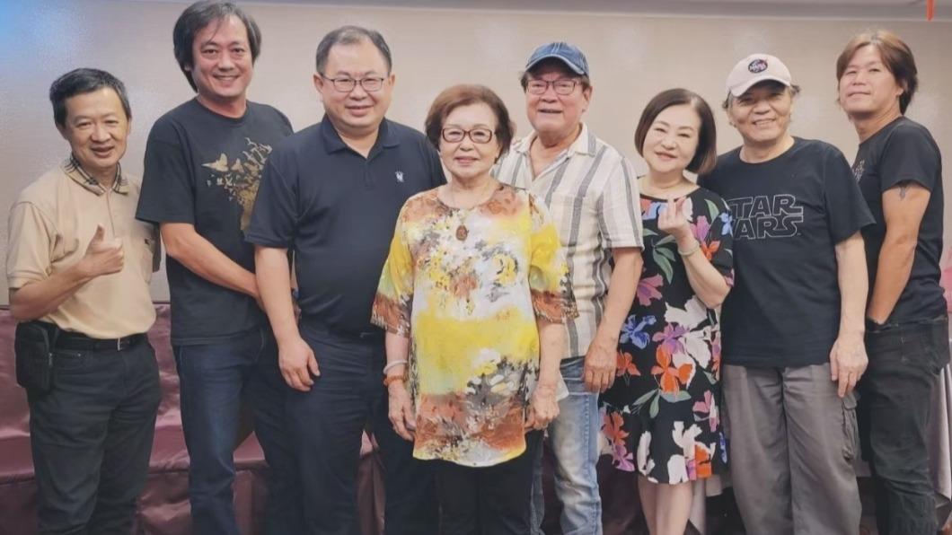 文香(右三)和劉福助、紀露霞(左四)等人為了音樂會齊聚一堂。(圖/新視紀整合行銷提供)